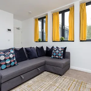 Flat 7- Spacious Studio Flat In The Heart Of Crawley (West Sussex)